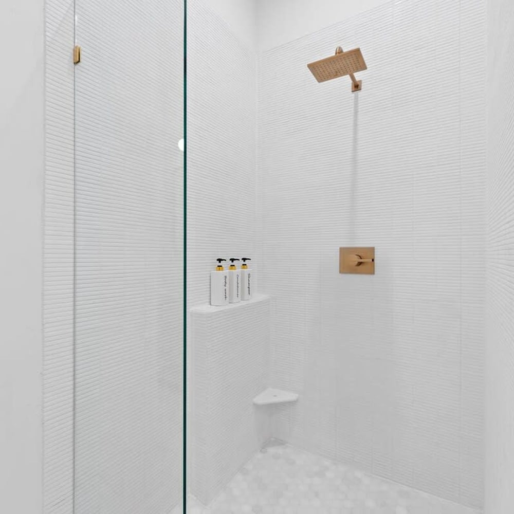 Chic 4-bedroom Haven Designer s Dream Home, Photo 10