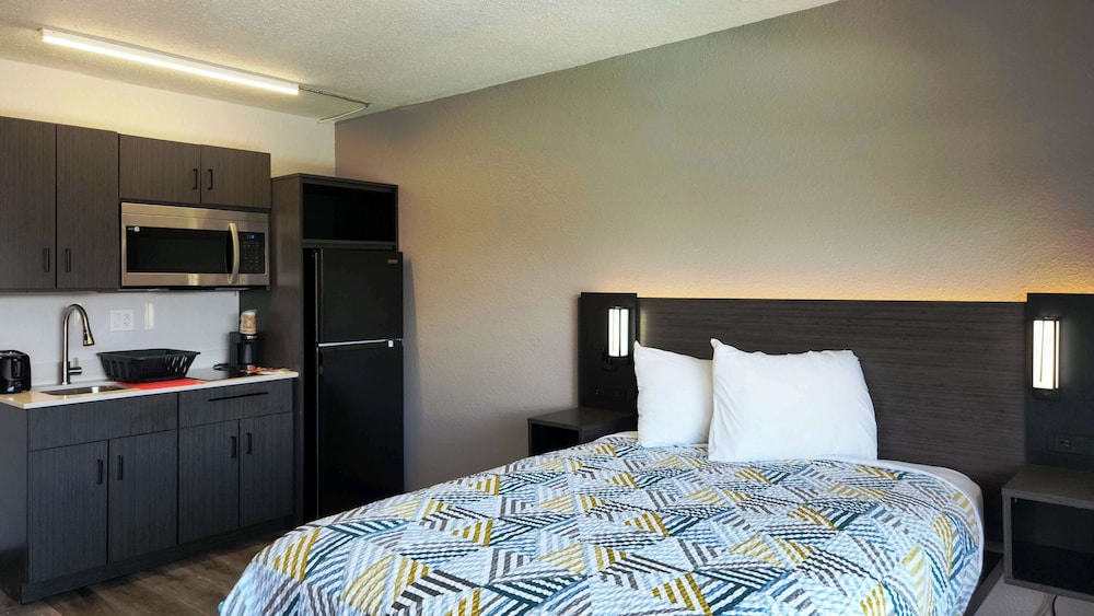 Standard Room, 1 Double Bed, Non Smoking, Kitchen - Photo 6