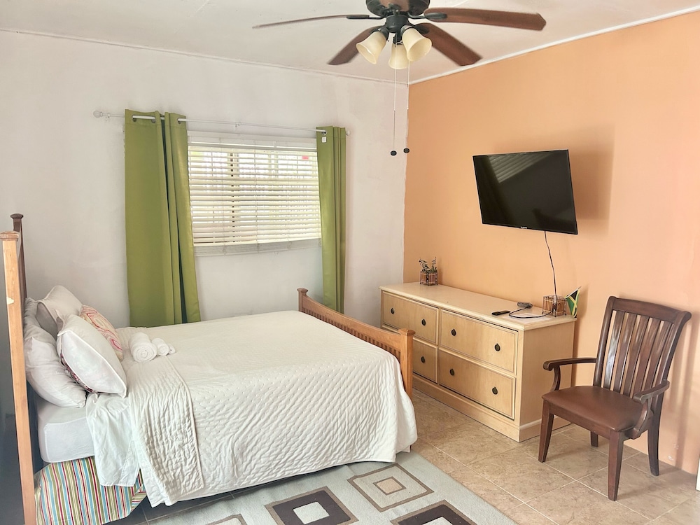 Romantic Single Room, 1 Queen Bed