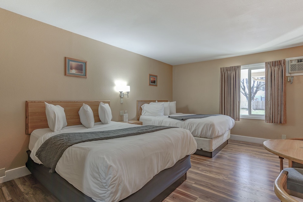 Classic Room, 2 Queen Beds photo 3