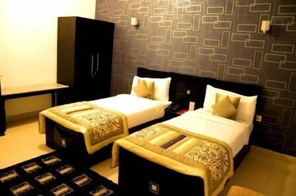 Deluxe Room, Smoking