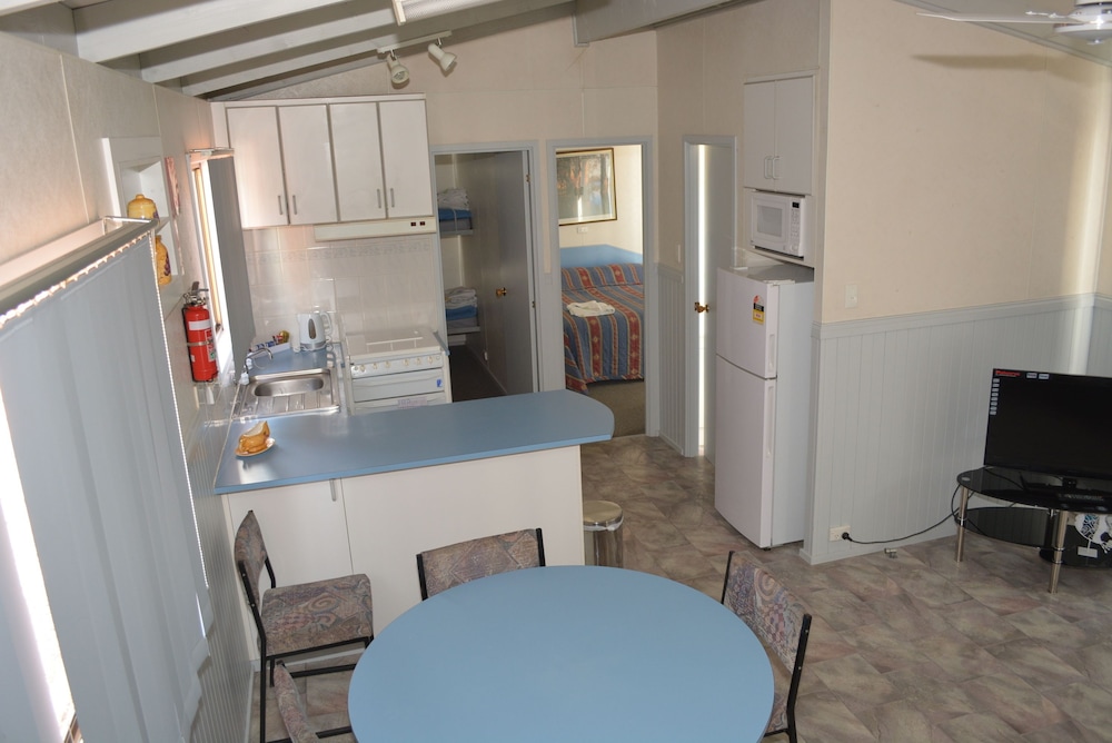 2 Bedroom Basic Cabin - Pet Friendly photo 2