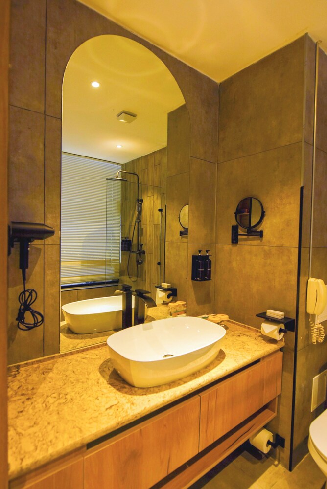 Superior Room, 1 King Bed photo 2
