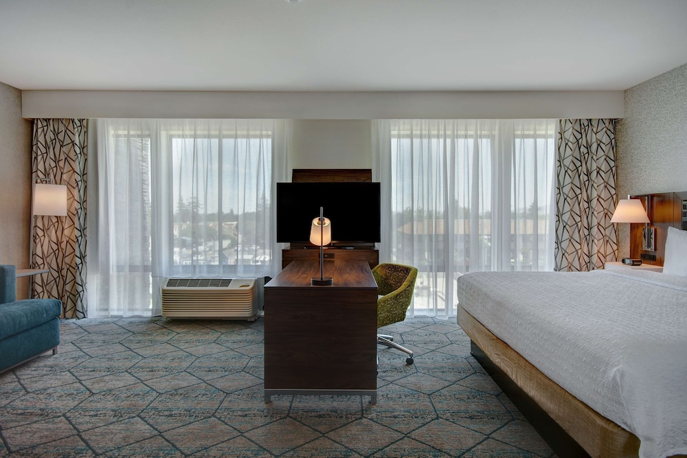 Standard Studio Suite, 1 King Bed, Refrigerator & Microwave (Wet bar) - Photo 6