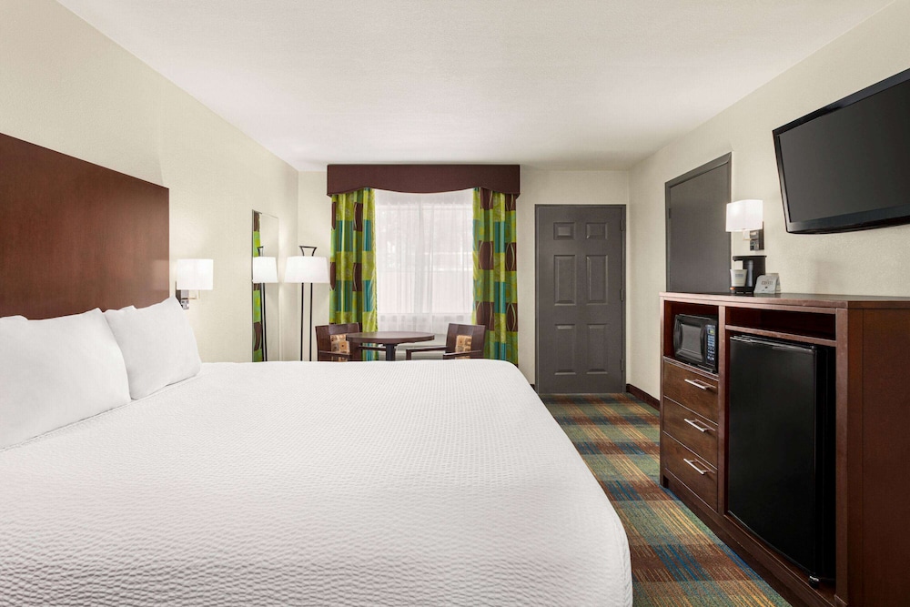 Deluxe Room, 1 King Bed thumbnail 5
