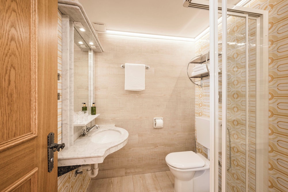Standard Double or Twin Room photo 3