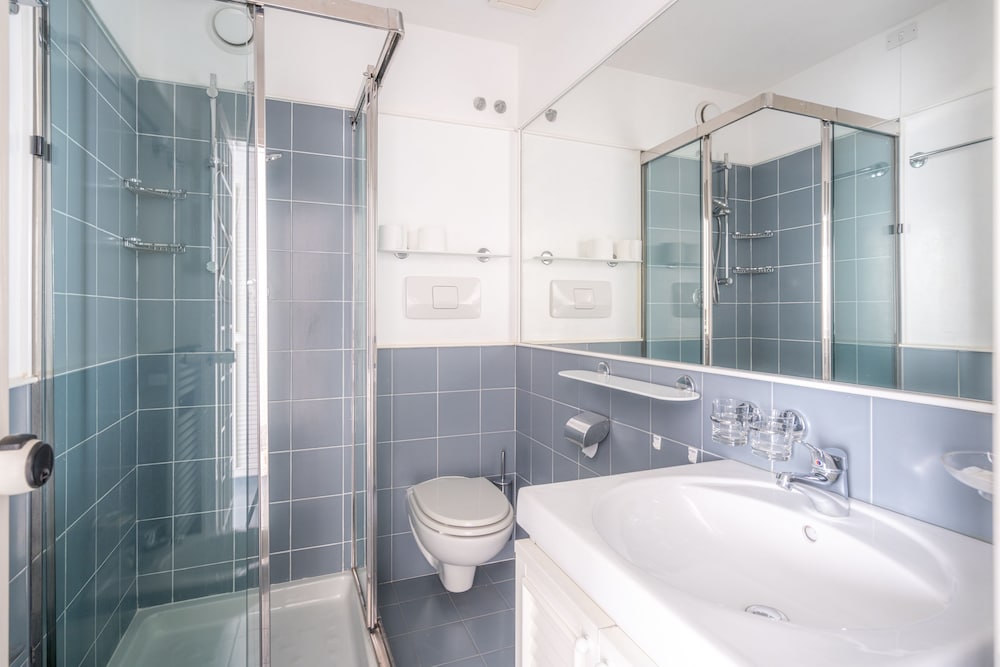 Standard Double or Twin Room - Photo 7