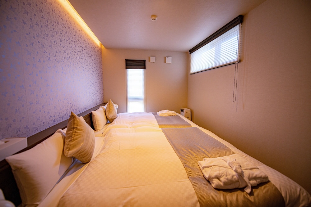 Quad Double Bed Suite - Photo 2