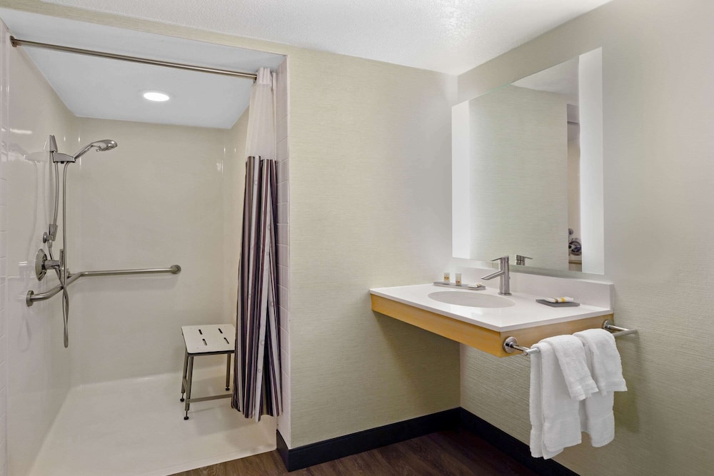 Room, 2 Queen Beds, Accessible, Non Smoking (Mobility/Hearing Impaired Accessible) - Photo 3