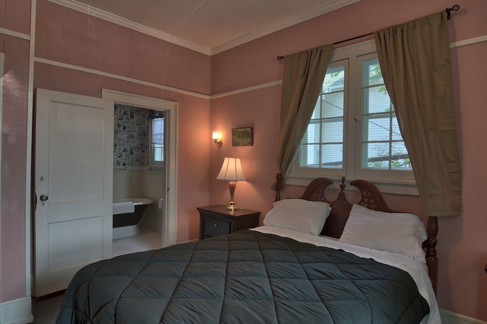 Traditional Double Room, 1 Queen Bed photo 3