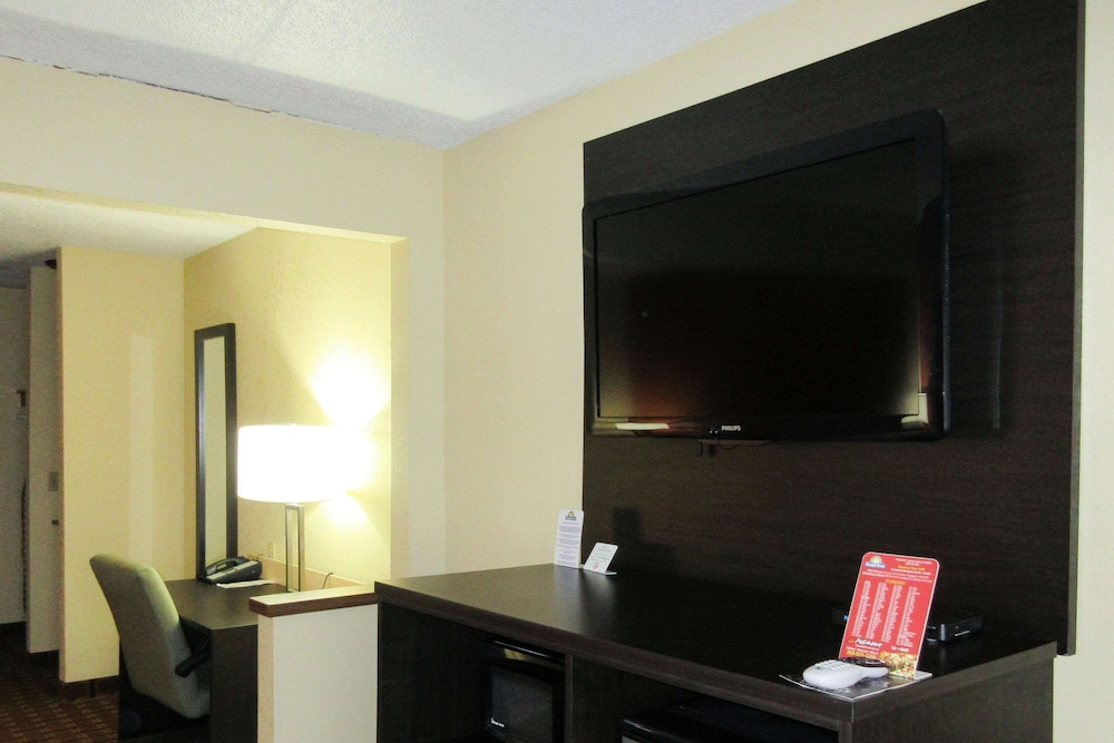 Suite, 1 King Bed with Sofa bed, Non Smoking - Photo 5