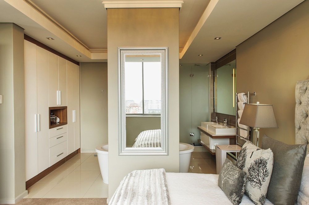Luxury Two-Bedroom Apartment - Photo 15