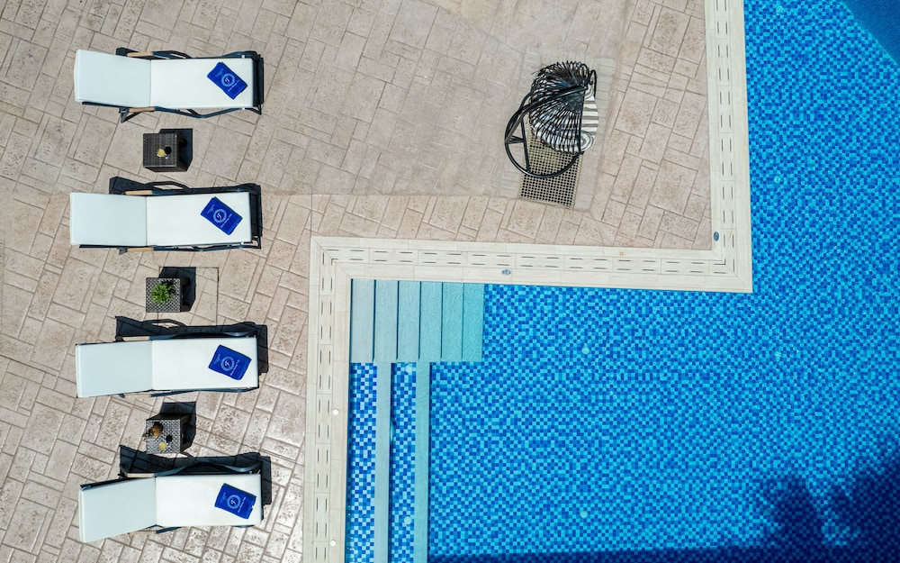 Apartment, 2 Bedrooms, Pool View photo 3