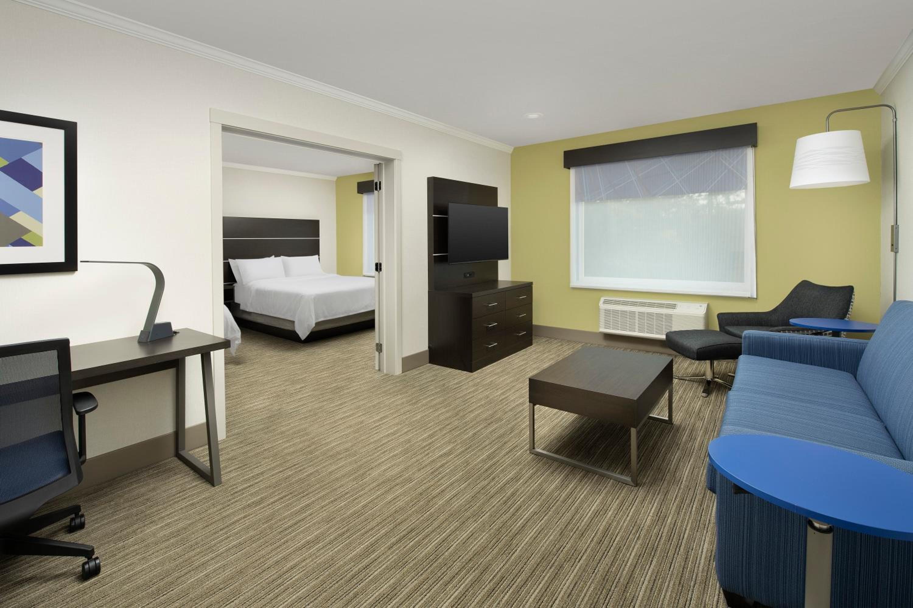 One-Bedroom Queen Suite - Photo 4