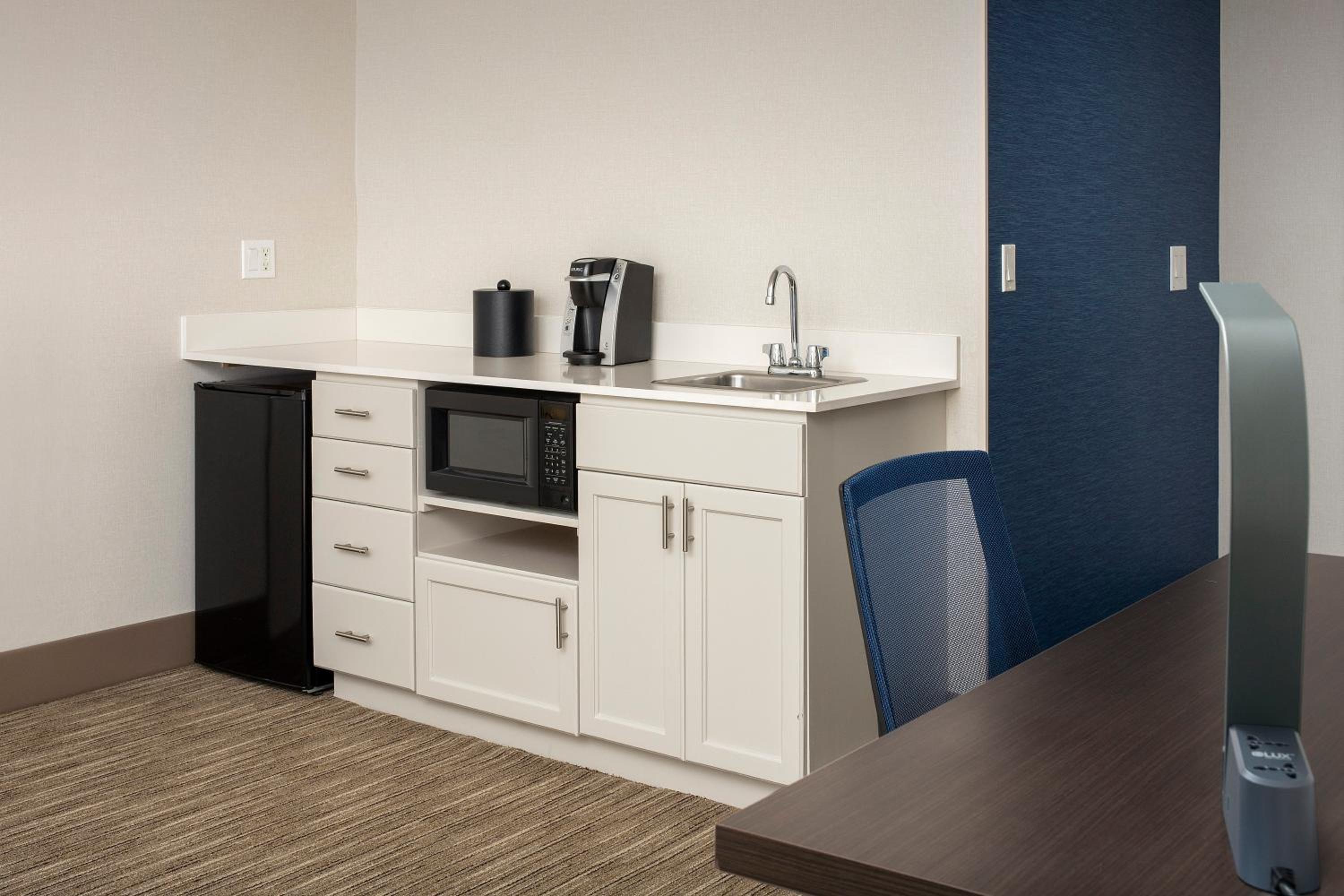 One-Bedroom Queen Suite - Photo 2