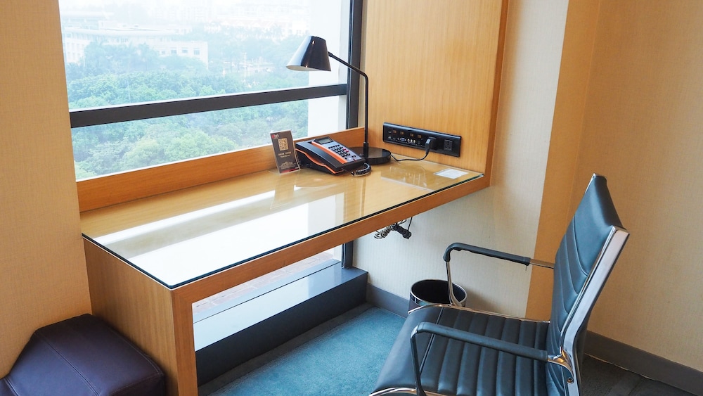 Room, 1 King Bed, City View - Photo 4