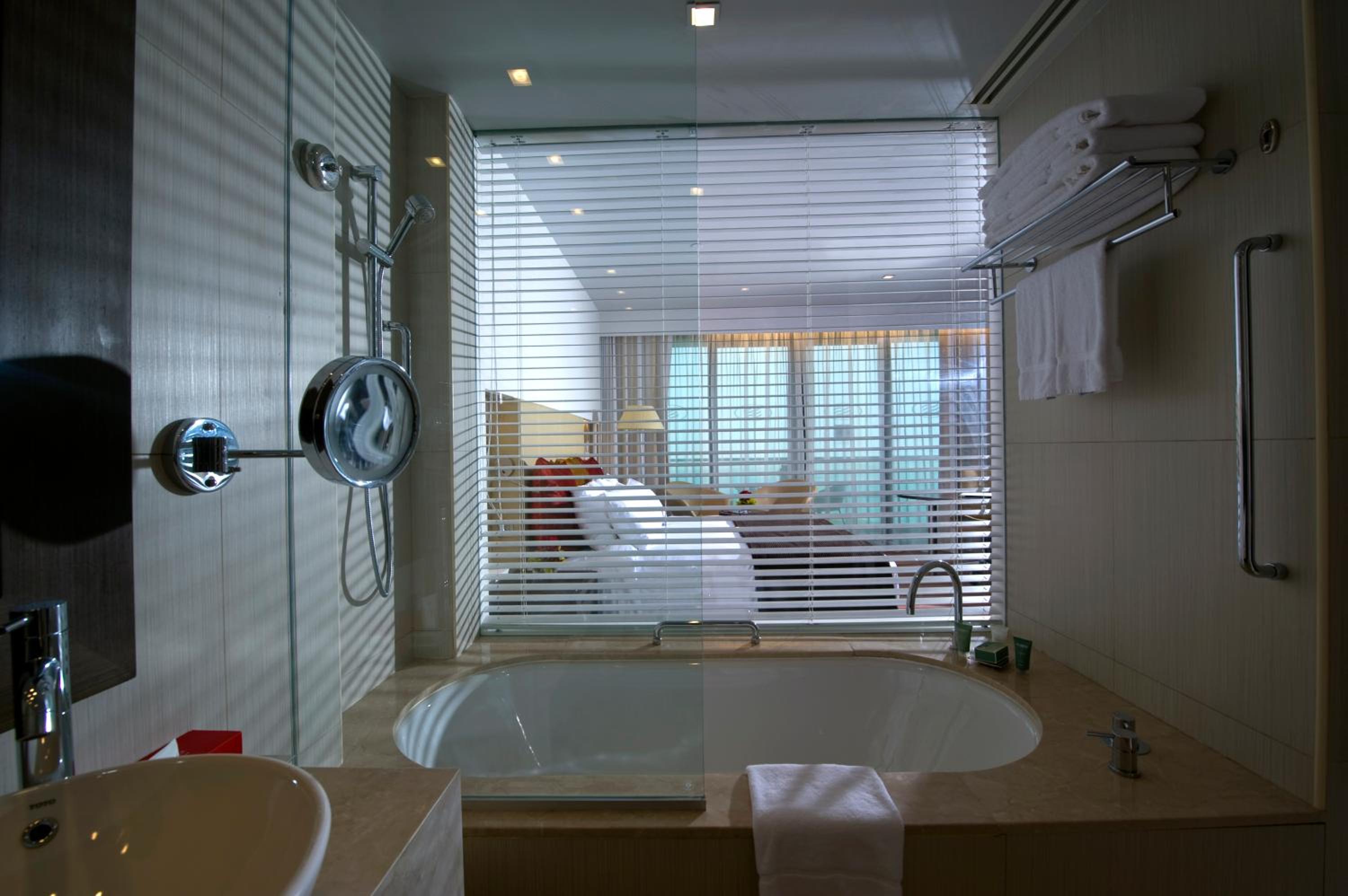 Standard King Room With City View - Smoking photo 2
