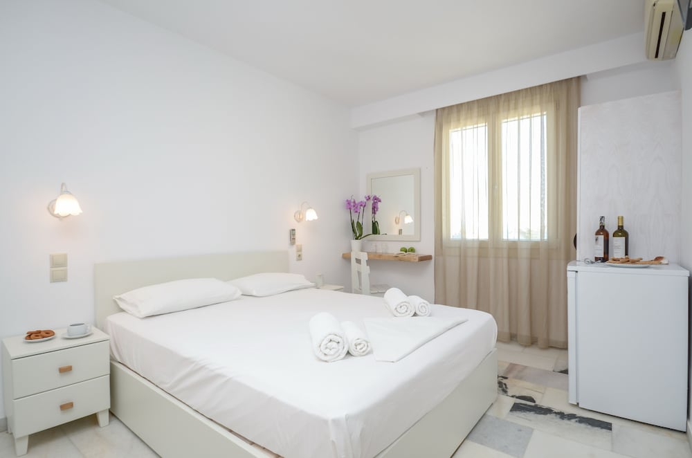 TOP FLOOR DOUBLE ROOM WITH 1 SOFA BED photo 2