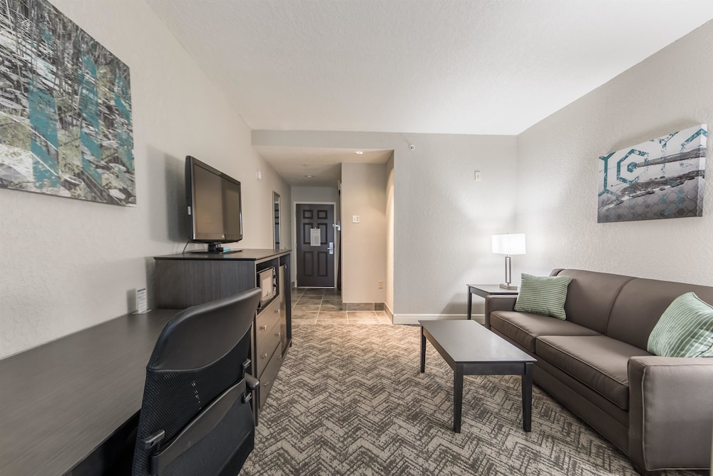 Standard Suite, 2 Queen Beds, Non Smoking, Refrigerator & Microwave (Shower Only;with Sofabed) - Photo 3