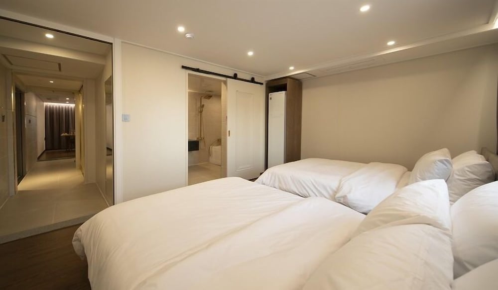 Luxury Suite - Photo 6