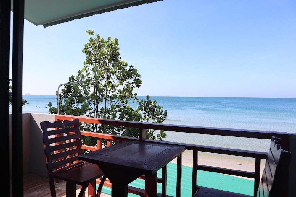 Beachfront Room photo 2