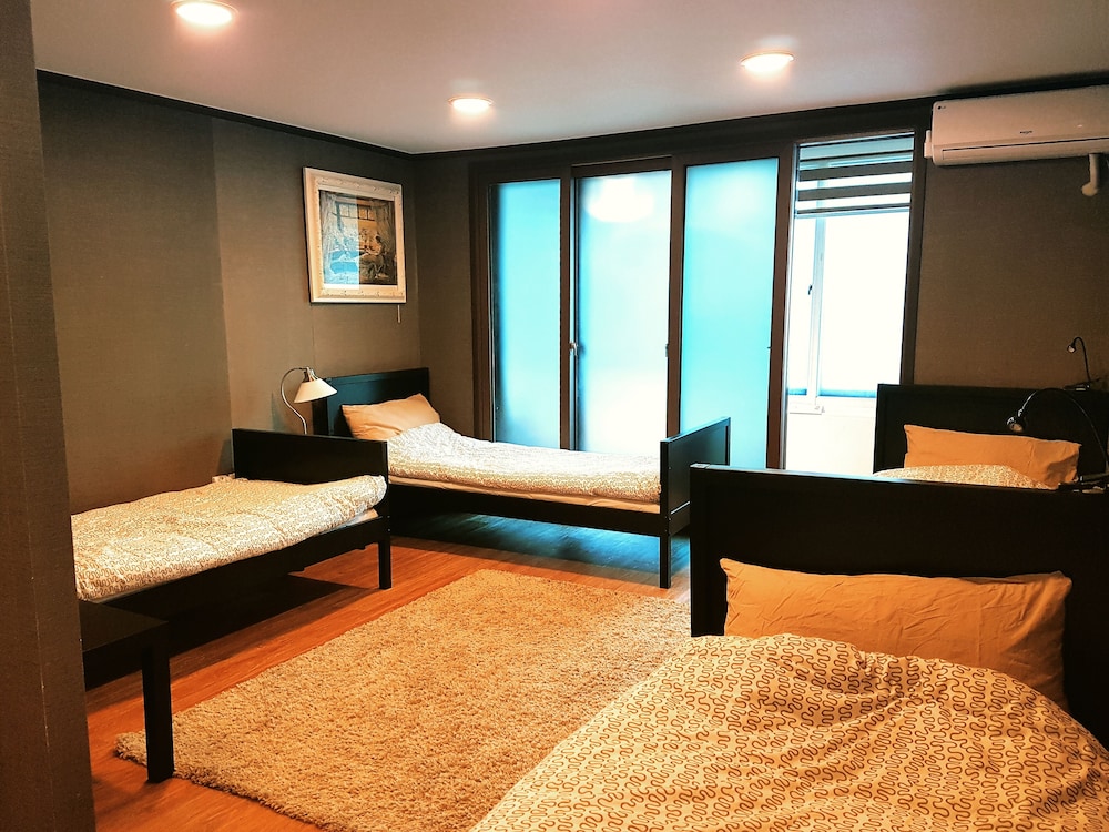 Basic Shared Dormitory, Women only (Main/annex random assignment)