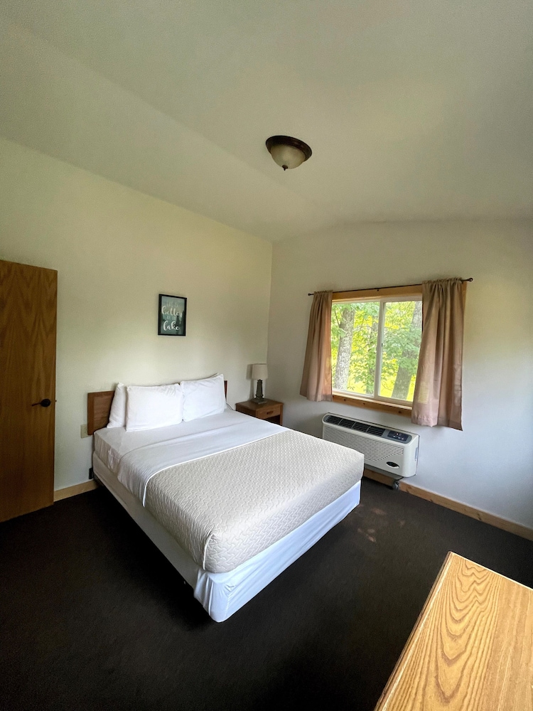 Basic Cabin, 2 Bedrooms, Resort View, Slope side photo 3
