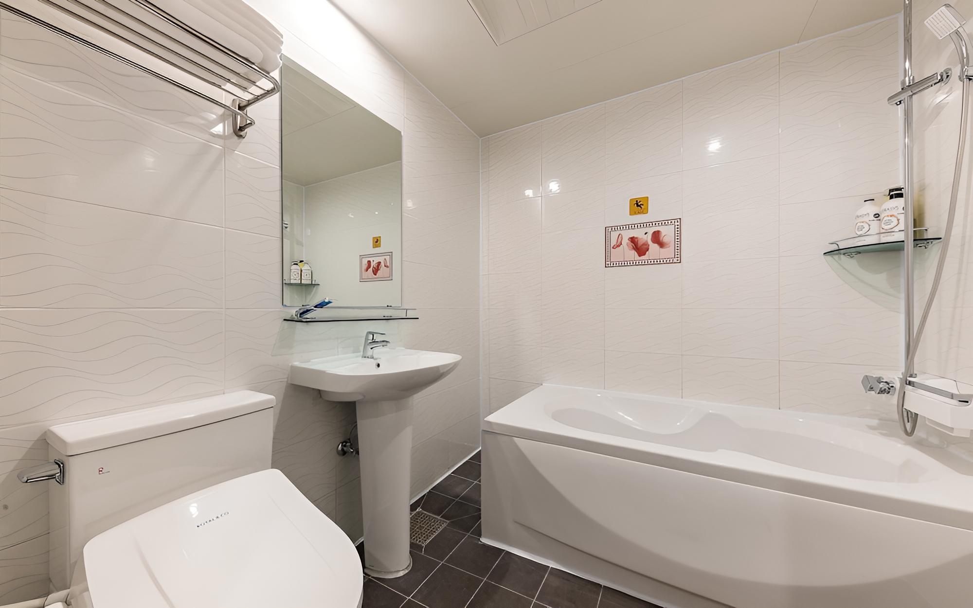 Room (Hazelnut Room (OTT TV Bathtub)) photo 1