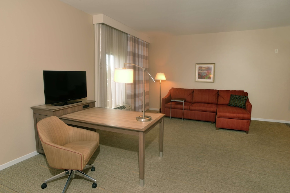 Studio, 1 King Bed, Refrigerator & Microwave (Wet Bar) photo 2