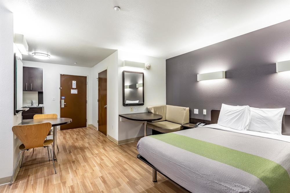 Deluxe Room, 1 Queen Bed, Non Smoking, Kitchenette photo 1