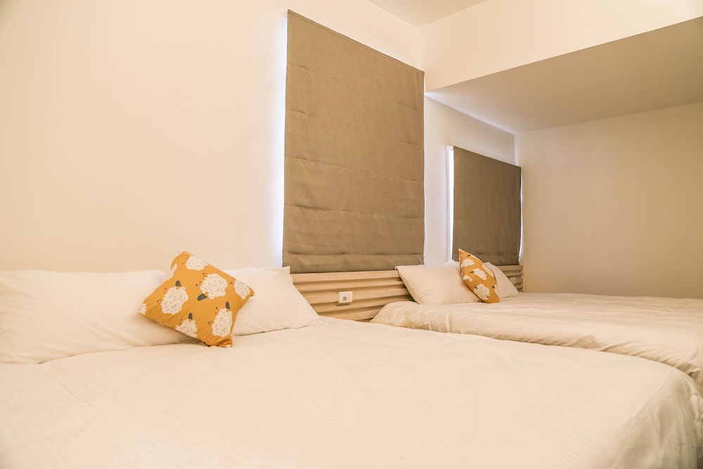 Comfort Quadruple Room, 2 Queen Beds, Ensuite, City View photo 3