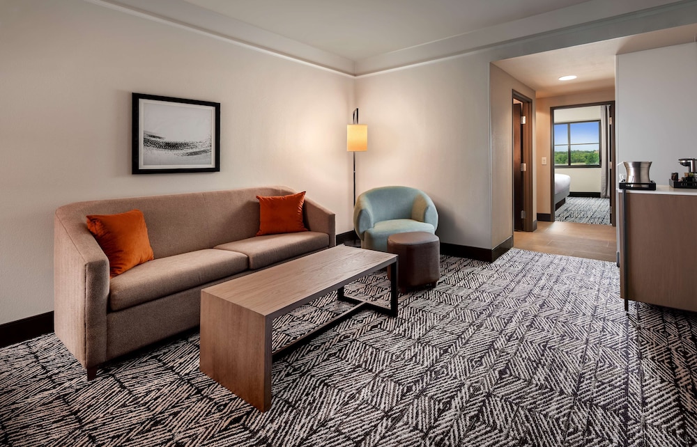 1 King 1 Bedroom Mob/ Hear Accessible Suite - Photo 1