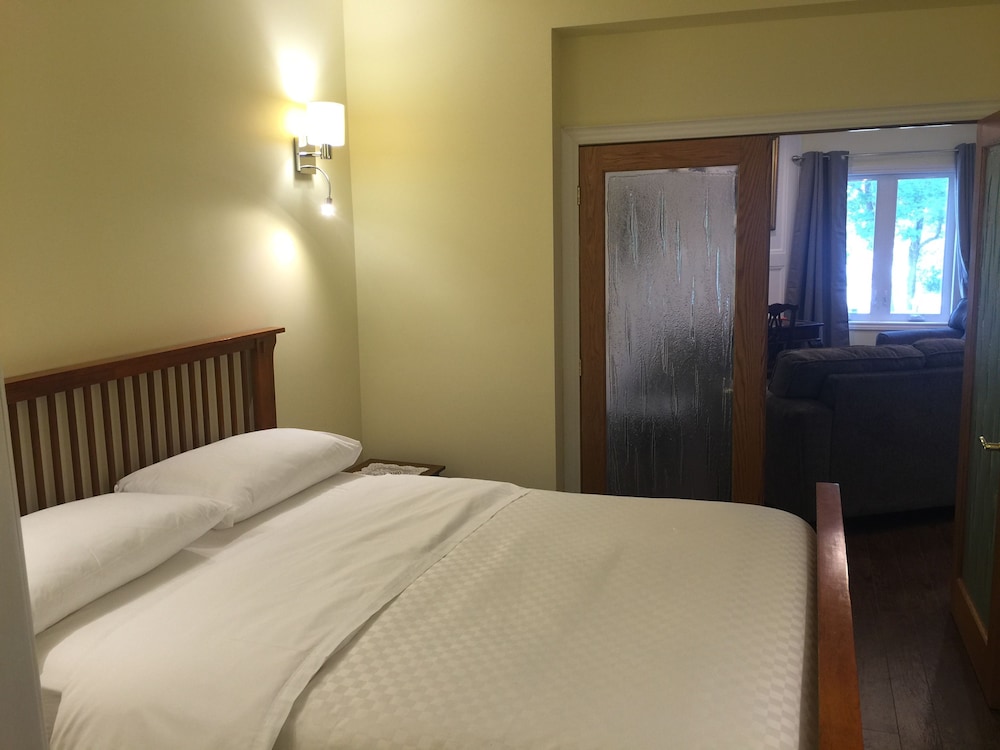 Wood Rose Suite, 2 Queen Beds, Fireplace, Kitchenette