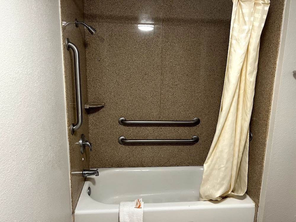 Standard Single Room, 1 King Bed, Non Smoking photo 3