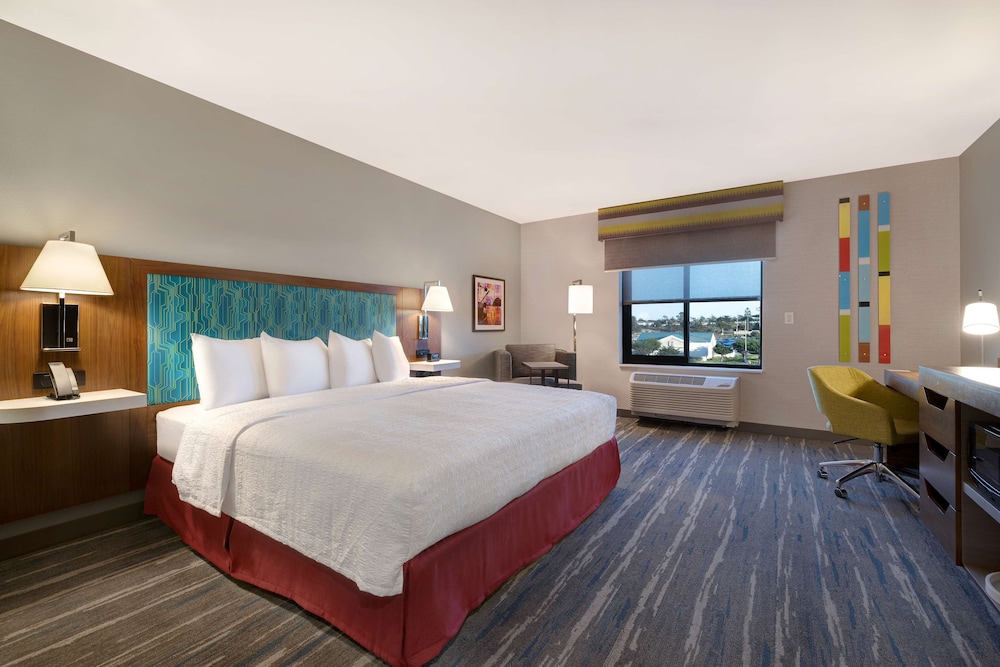 Room, 1 King Bed (Hearing) - Photo 2