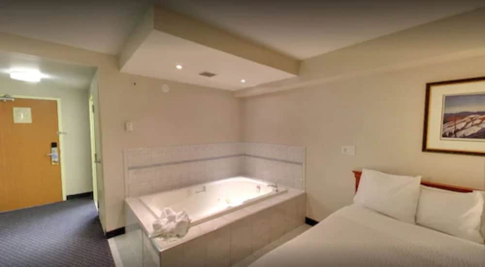Suite, 1 King Bed with Sofa bed, Non Smoking (Jacuzzi) photo 3