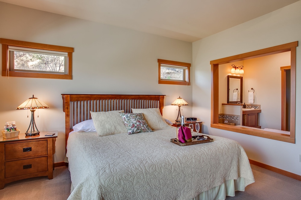 Deluxe King Suite Bartlett Bed & Breakfast photo 1