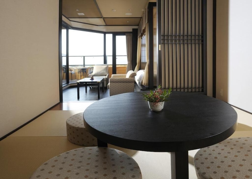 Japanese Western Style Twin Room with Japanese Futon and Private Open-air Bath, Non-Smoking photo 3