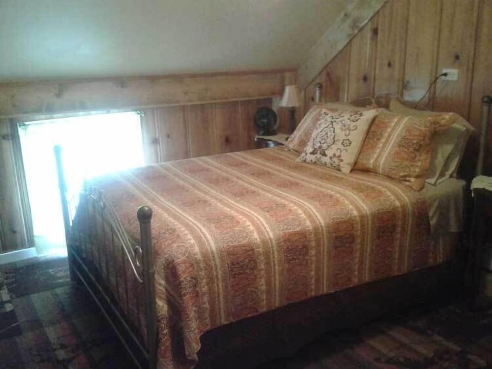 Standard Room, 1 Queen Bed, Private Bathroom (Interlaken Room) photo 1