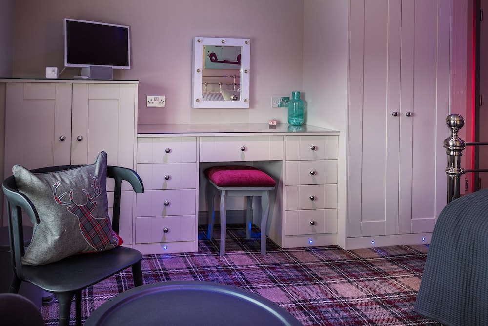 Hebden Room 4 - Family Room - Photo 4