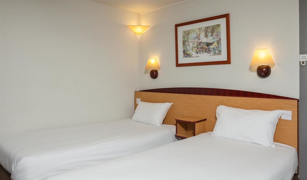 Standard Room, 2 Twin Beds - Photo 9