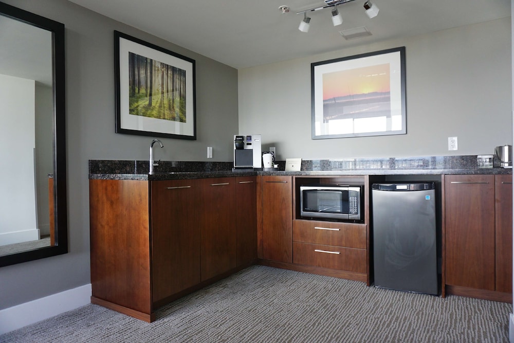 1 King 1 Bedroom Boardroom Suite - Water View photo 3