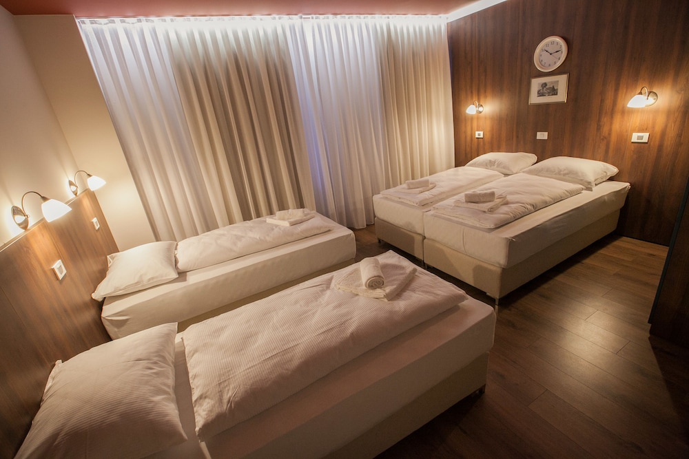 Quadruple Room - Photo 3