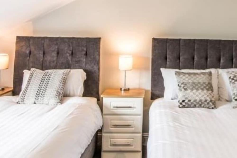 Ailesbury 2-Bedroom Apartment (annex - 10min drive)