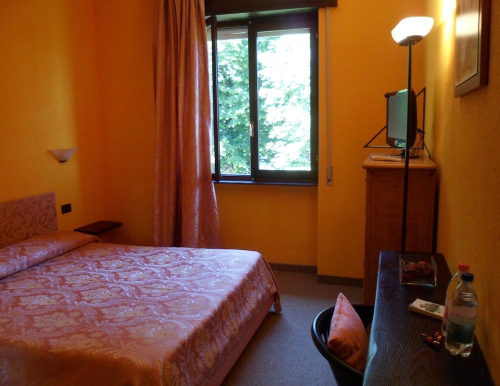 Basic Double or Twin Room, Park View, Garden Area photo 2