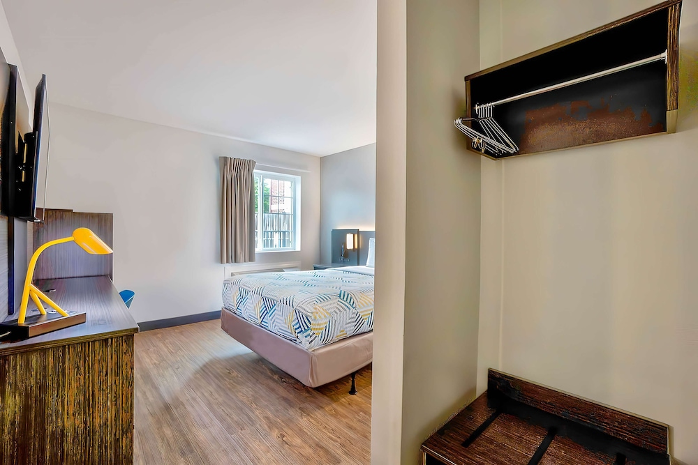 Standard Room, 1 Queen Bed, Non Smoking - Photo 7