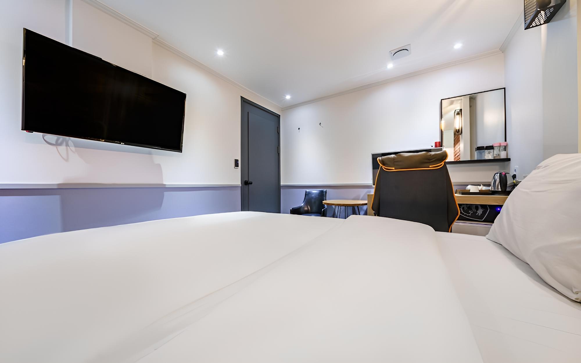 Room (Comfortable Room  (Internet PC Netfli)