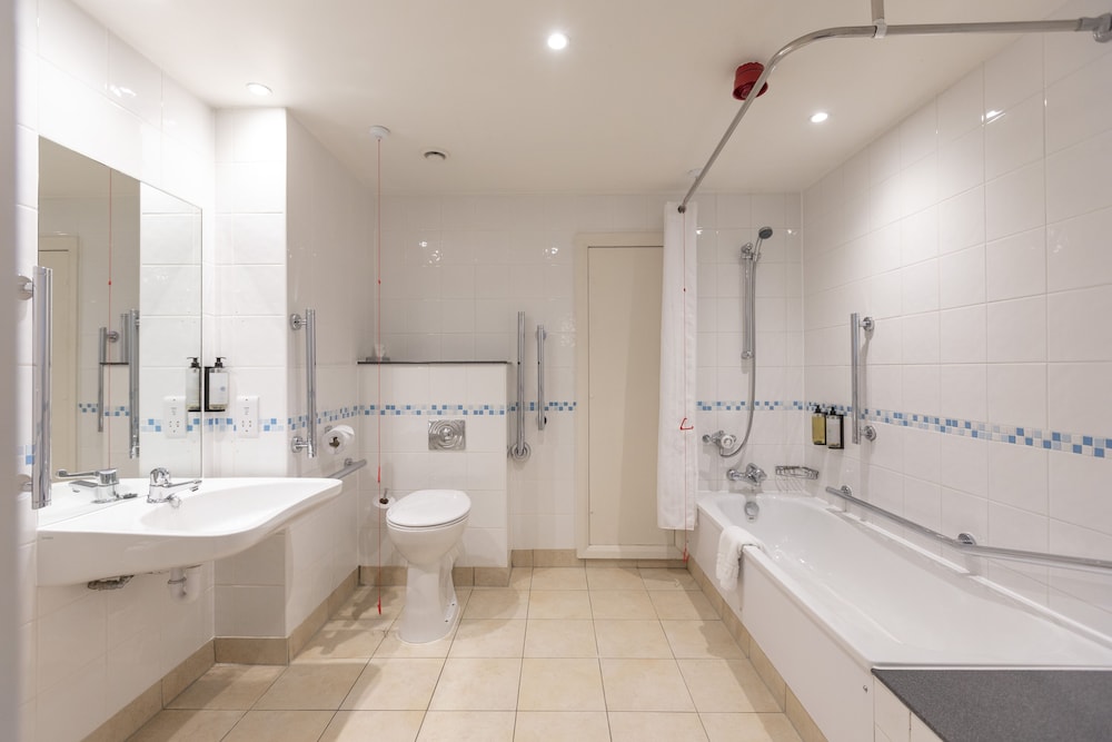 Standard Room, 1 Double Bed, Accessible (Accessible Tub) - Photo 8