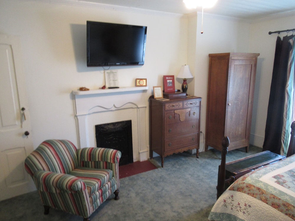 Standard Room, 1 King Bed photo 3