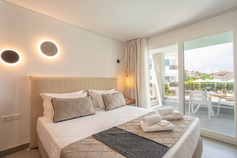 Executive Maisonette with Balcony Pool Front
